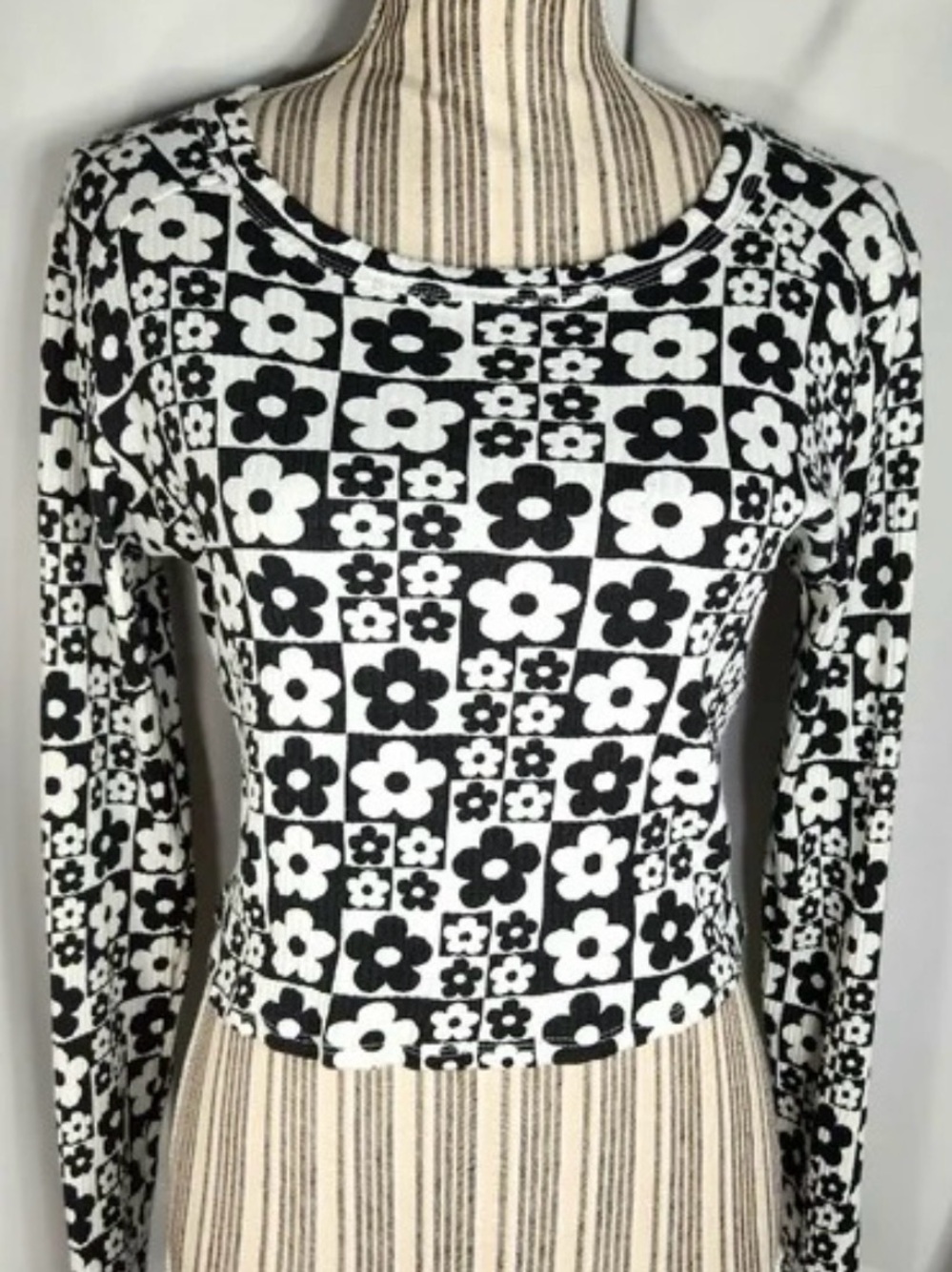 Wild Fable Black & White Floral
Pattern Long Sleeve Ribbed
Crop Top Size Large